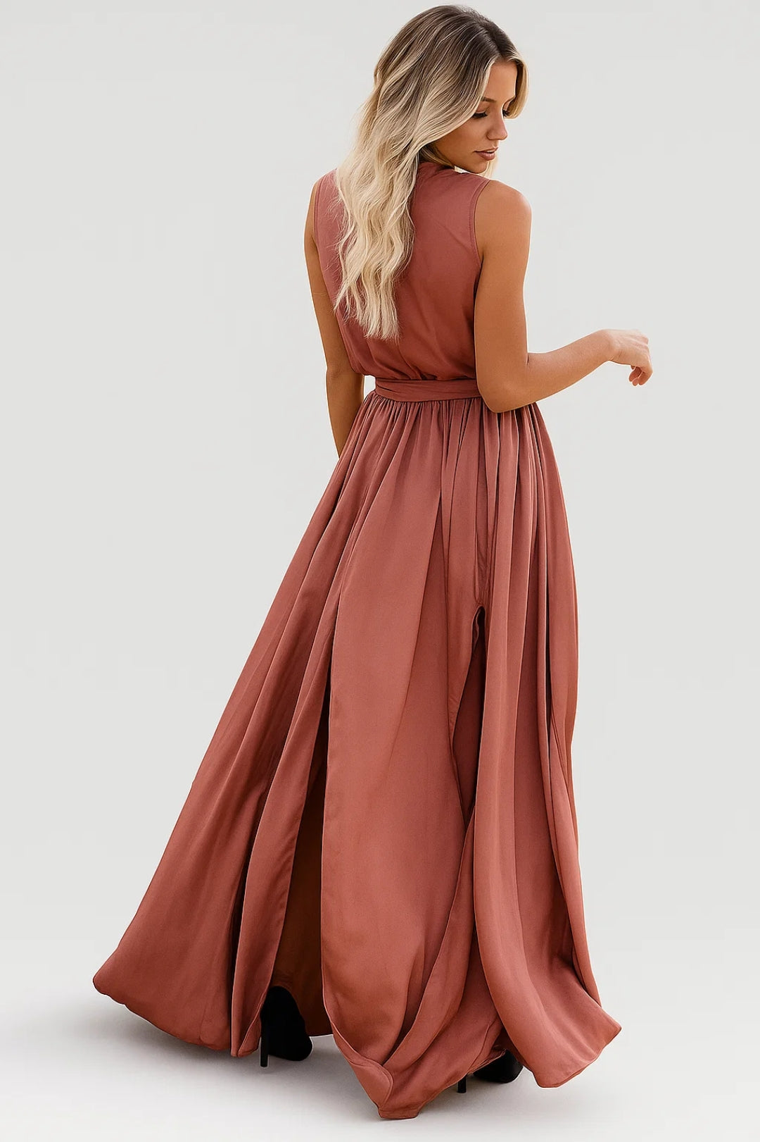 Serena – Abito Lungo Terracotta con Spacco e Cintura