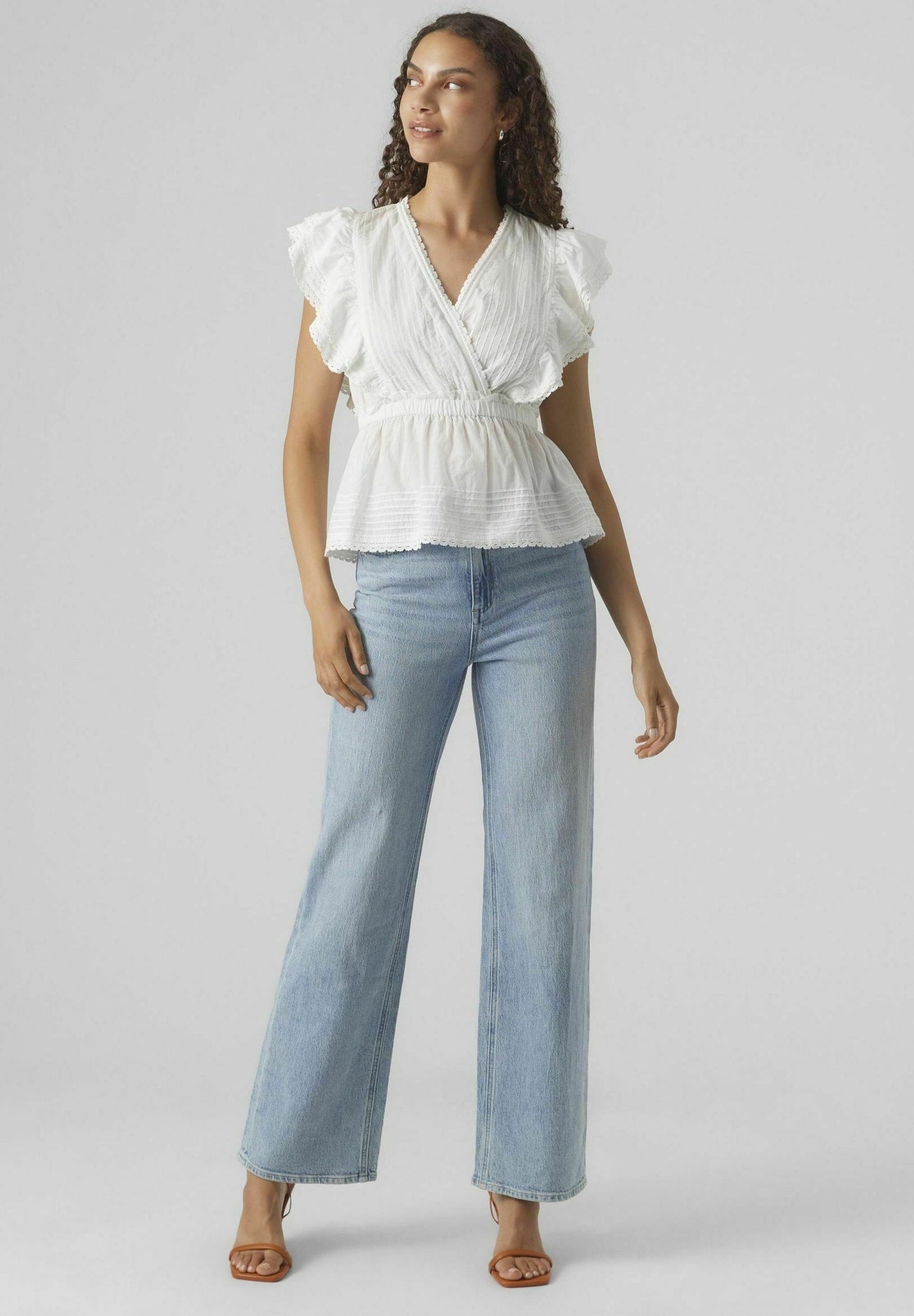 Benedetta – Blusa Bianca Scollo a V Stile Minimal