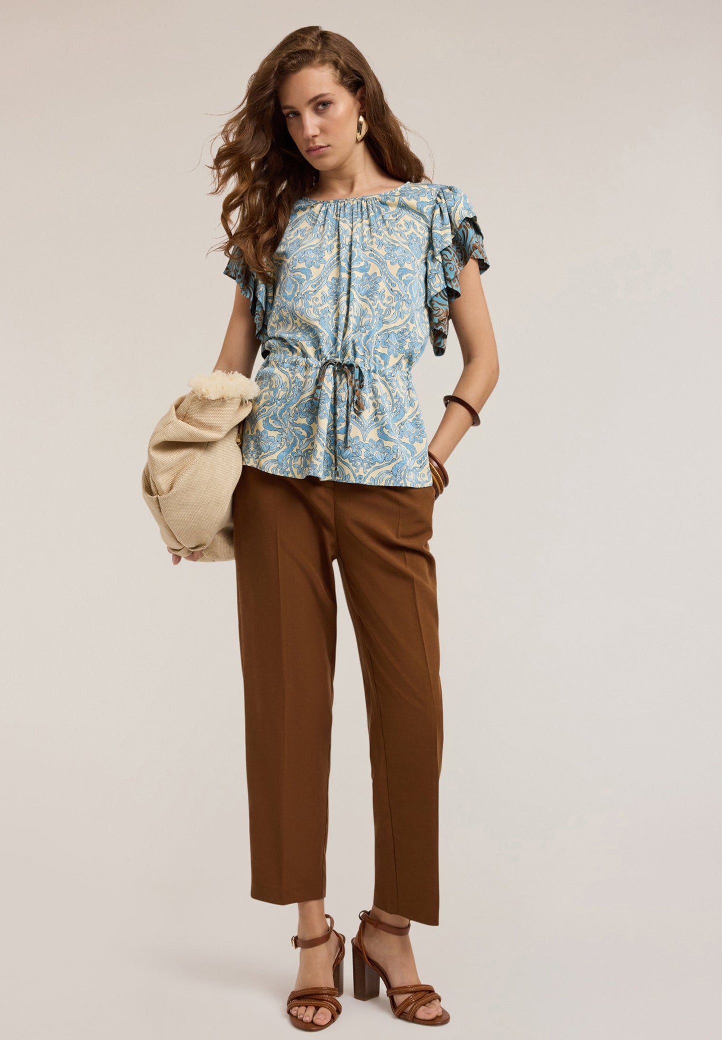 Bianca – Blusa Azzurra Leggera Stile Classico