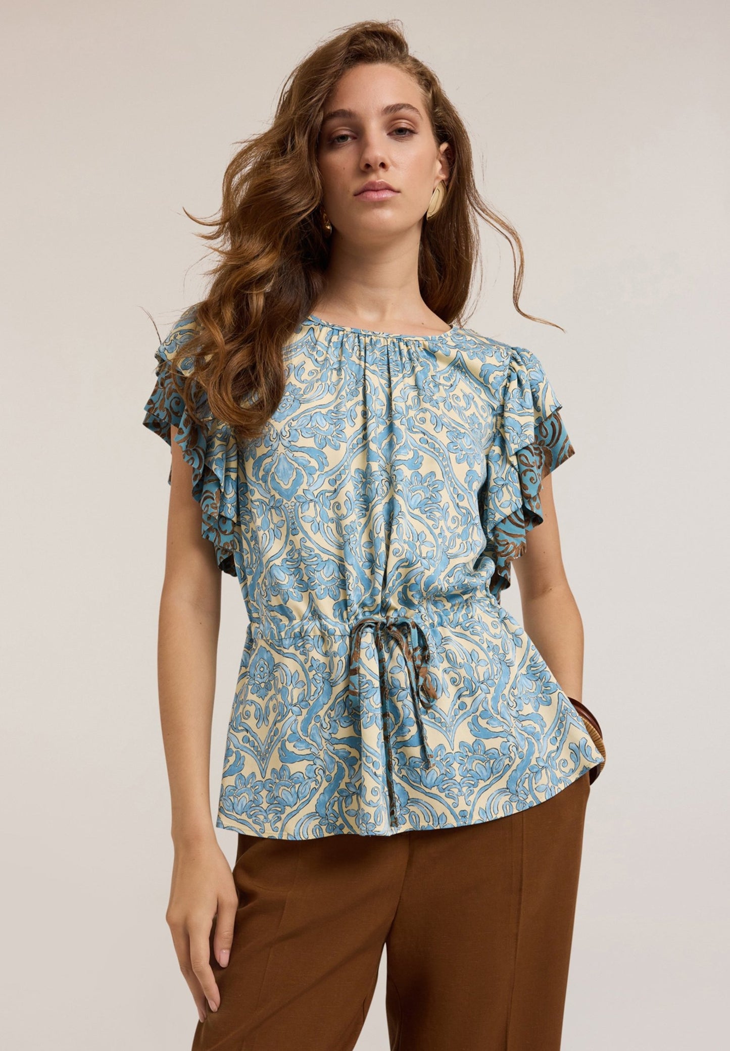 Bianca – Blusa Azzurra Leggera Stile Classico