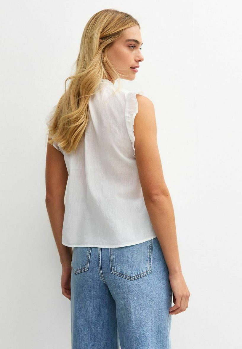 Bruna – Blusa Bianca Smanicata con Pannelli Chic