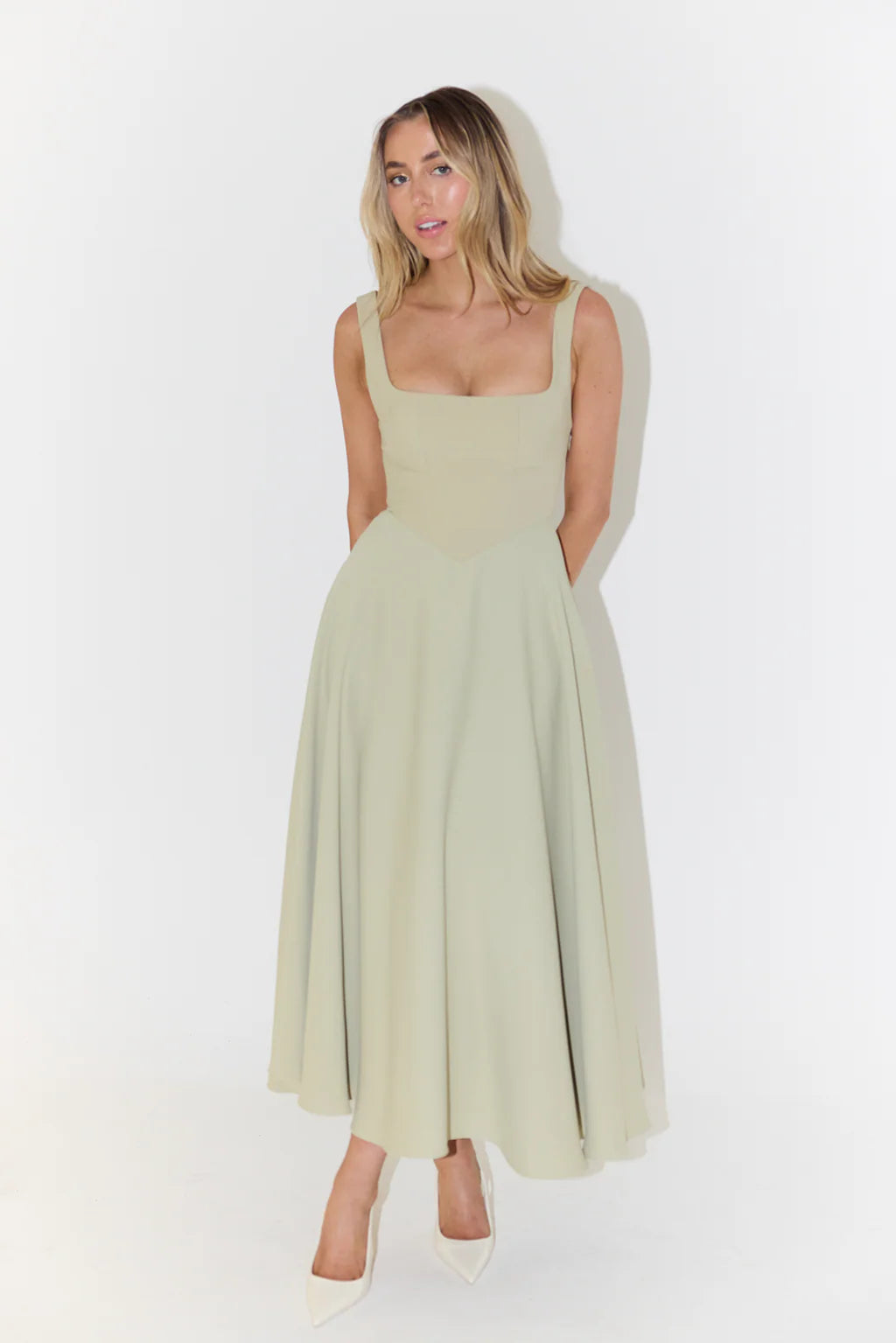 Eugenia – Abito Midi Satinato con Scollo Quadrato per Donna Albicocca