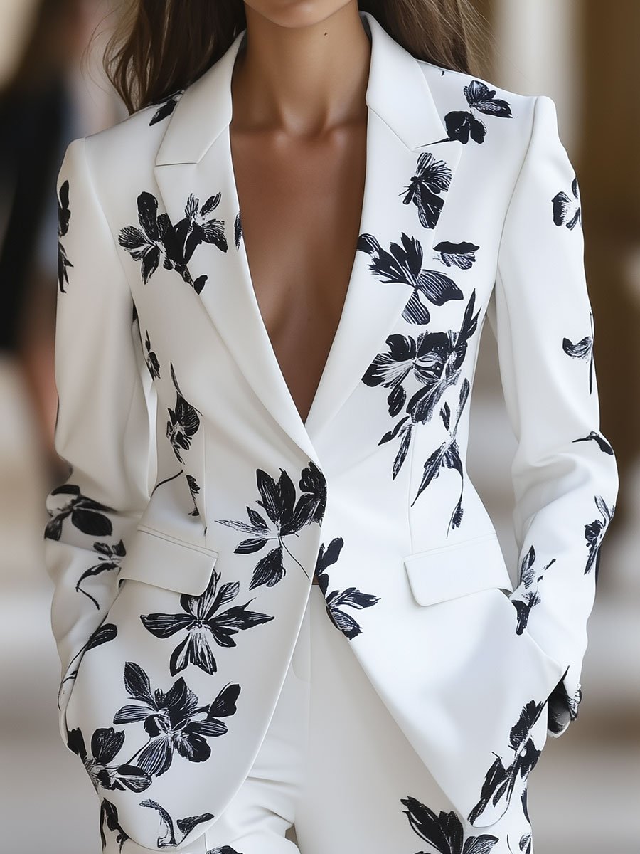 Francesca - Weißer Blazer mit kräftigem schwarzen Blumenmuster Bianco