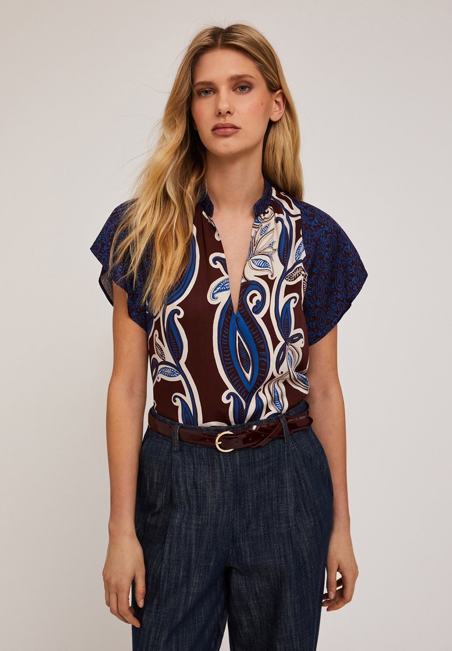 Giorgia – Blusa in Fantasia Blu Leggera e Chic