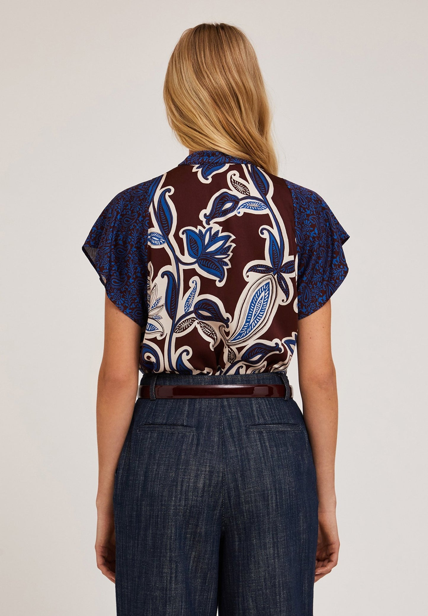 Giorgia – Blusa in Fantasia Blu Leggera e Chic