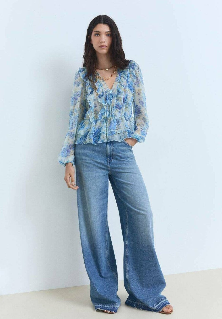 Giulia – Camicia Azzurra Stile Classico e Raffinato