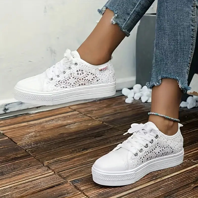 Giulia – Sneakers da Donna con Zeppa e Dettagli in Pizzo Bianco