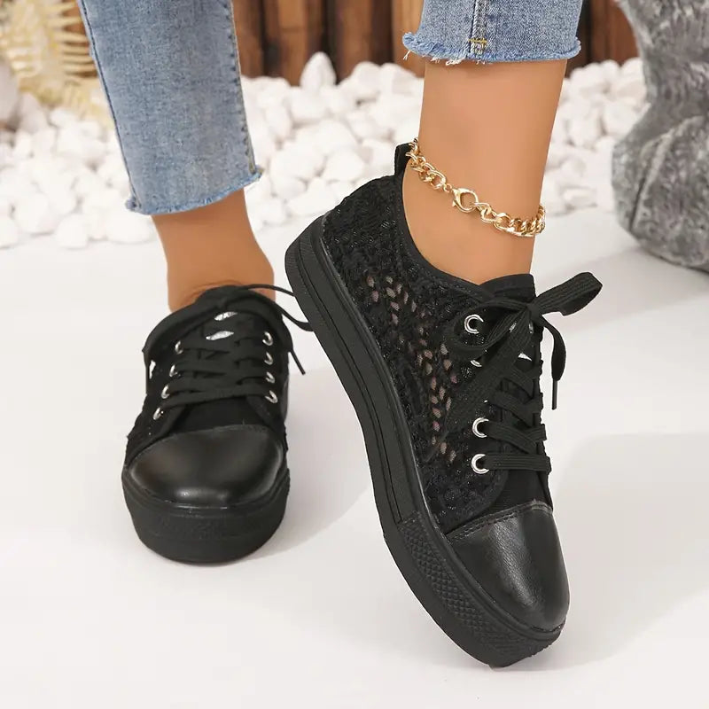 Giulia – Sneakers da Donna con Zeppa e Dettagli in Pizzo Nero