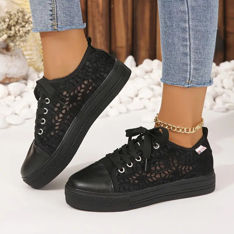Giulia – Sneakers da Donna con Zeppa e Dettagli in Pizzo Nero
