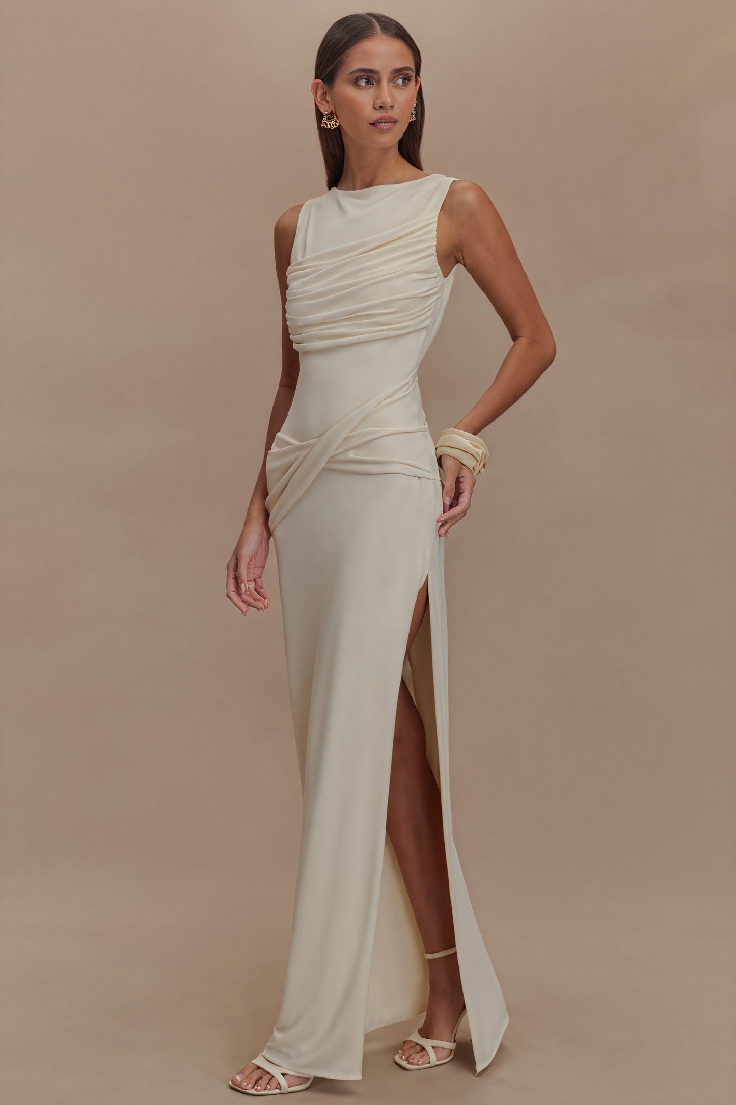 Hannelore – Abito Lungo Drappeggiato dallo Stile Sofisticato Bianco