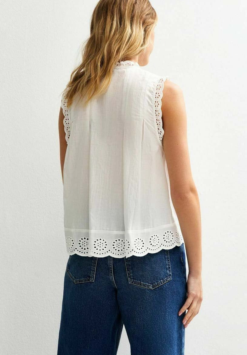 Helga – Top Bianco Smanicato in Broderie Anglaise