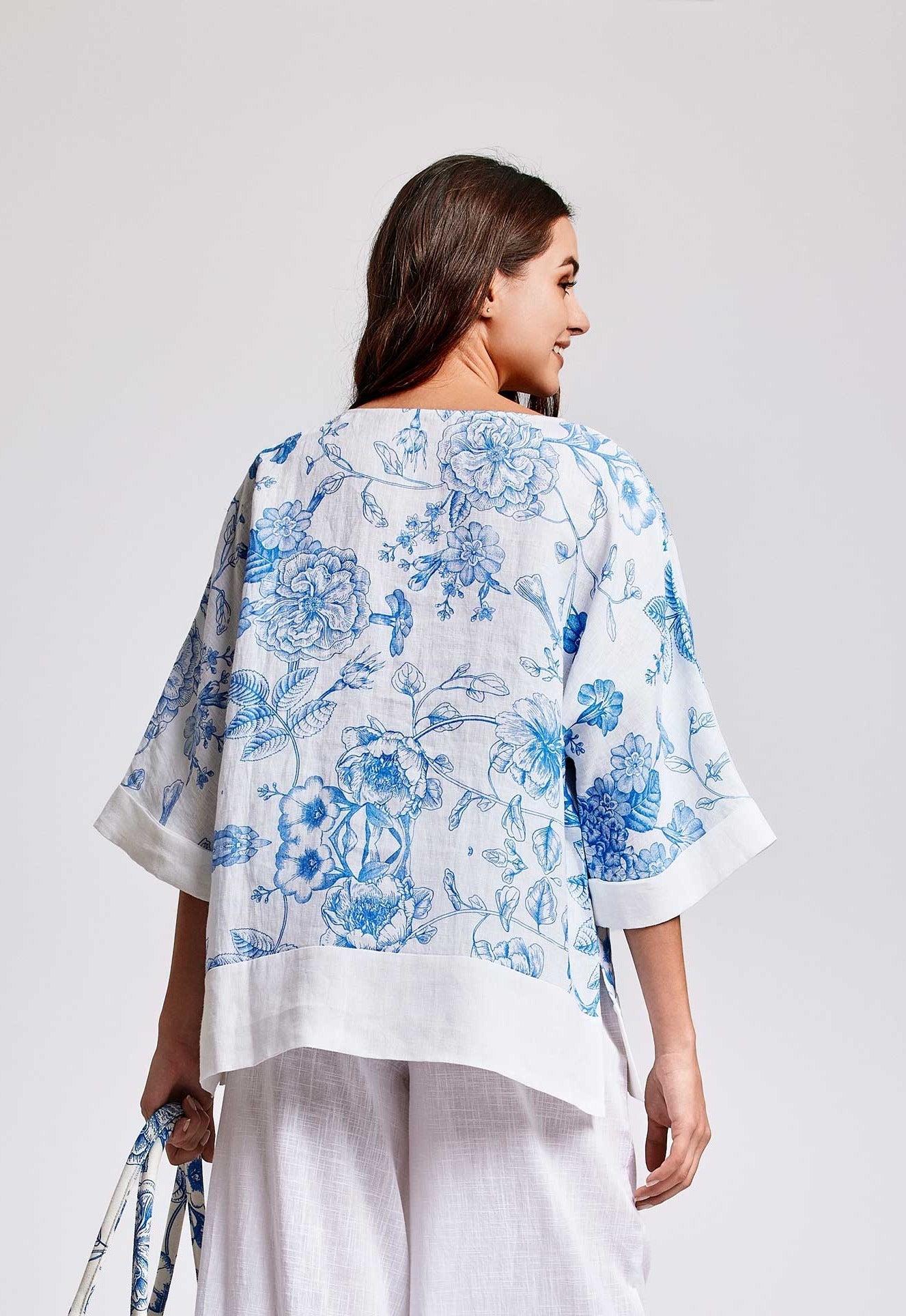 Jasmine – Blusa Fantasia Floreale Fresca e Femminile 2