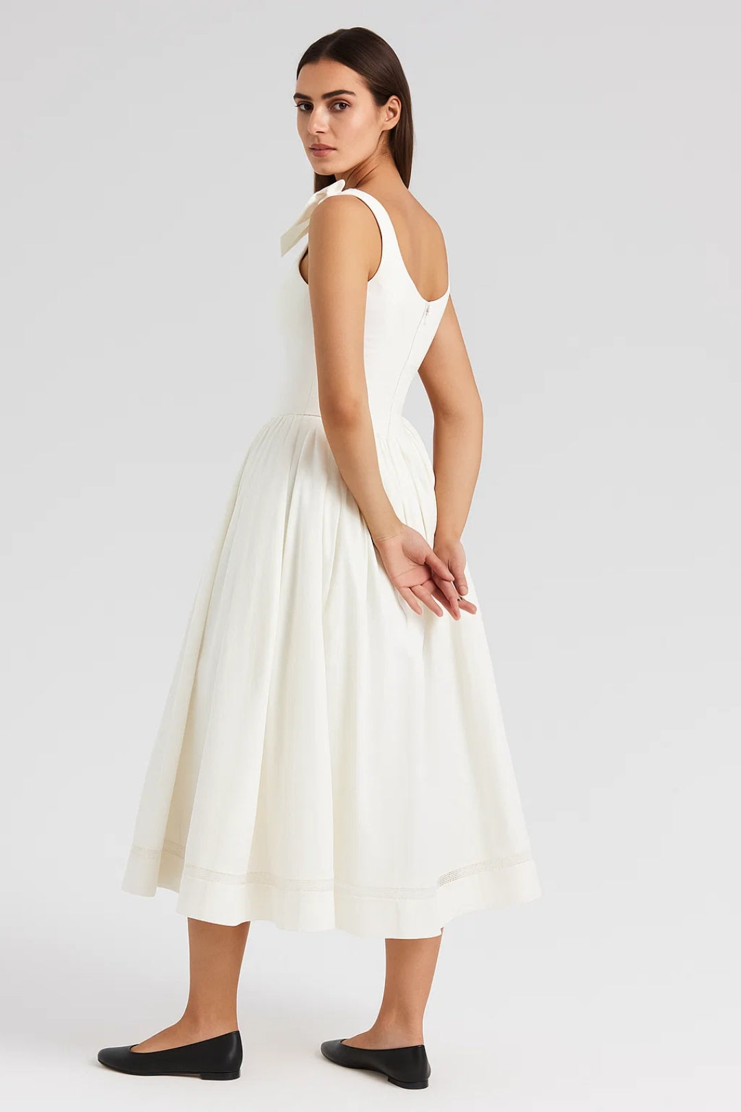 Karolina – Abito Midi in Cotone con Fiocchi e Bottoni Decorativi Bianco