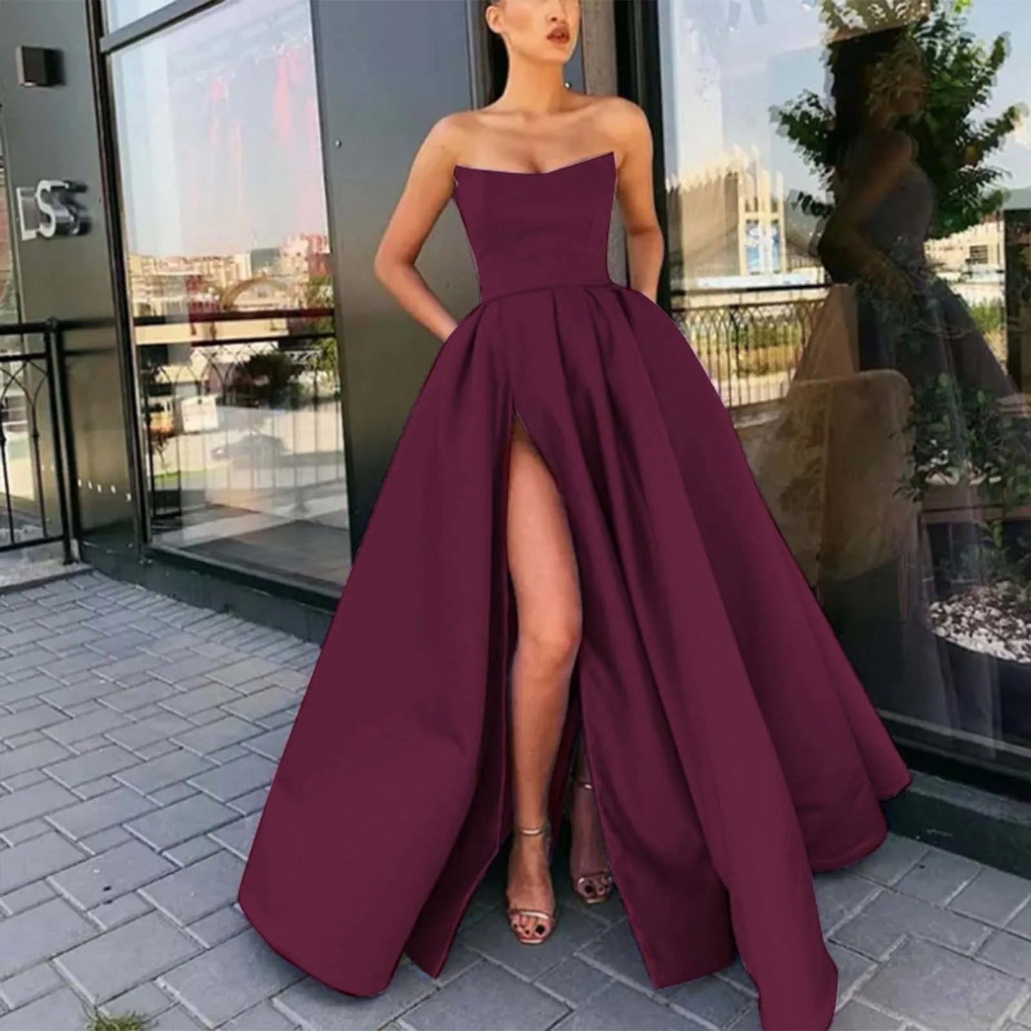 Kristina – Abito Lungo Elegante Senza Spalline con Spacco Alto Rosso porpora