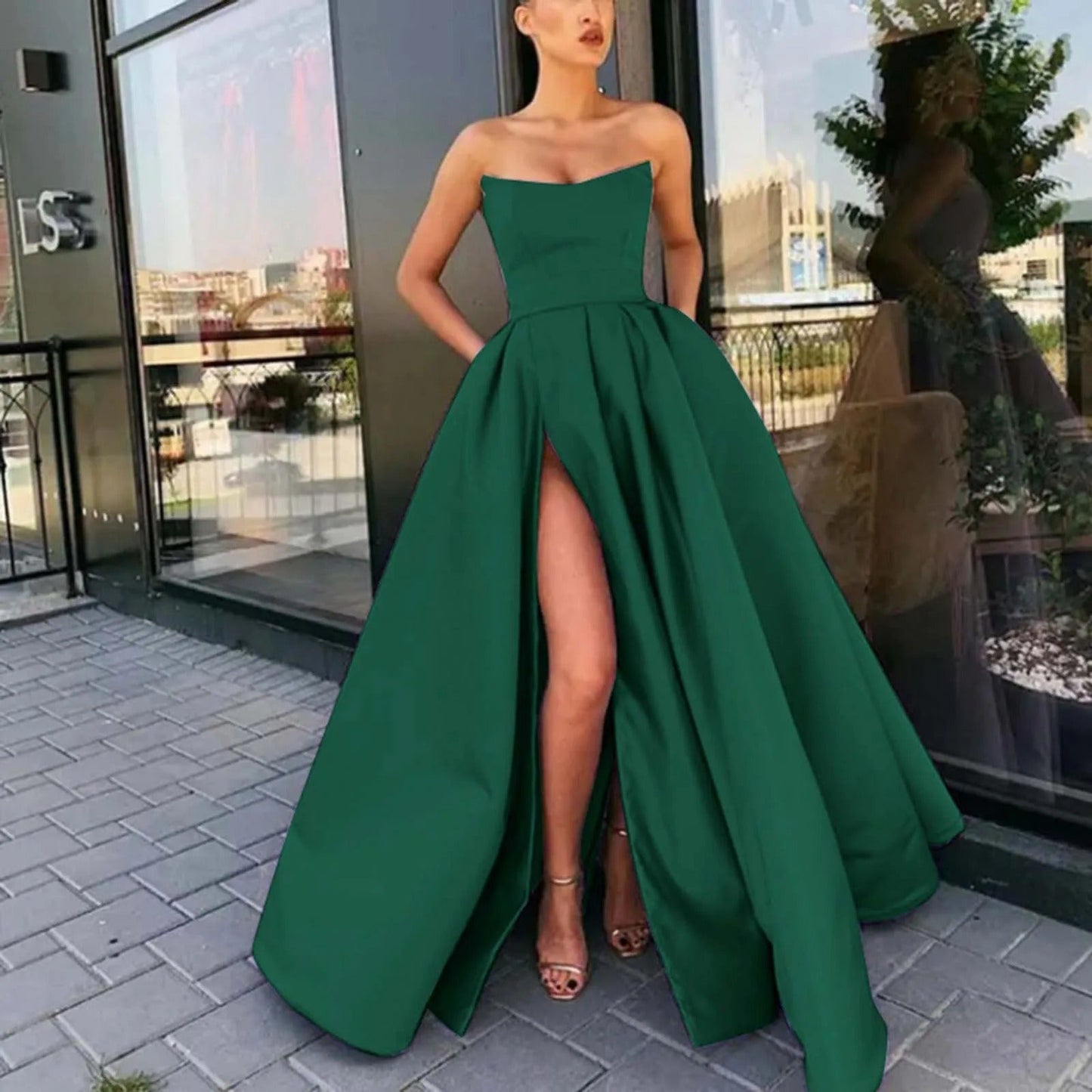 Kristina – Abito Lungo Elegante Senza Spalline con Spacco Alto Verde