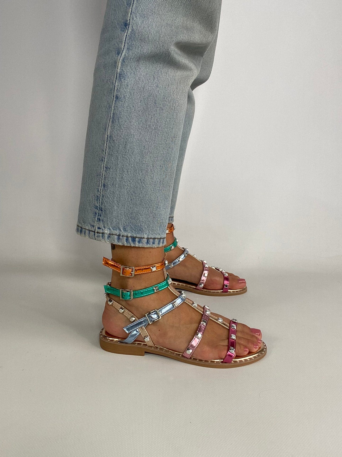 Sabrina - Sandali flat con borchie da donna multicolore