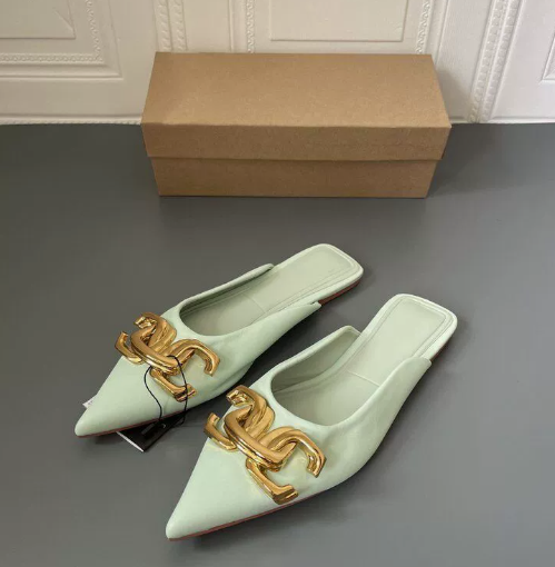 Rini – Slippers a Punta Nere con Catena Elegante