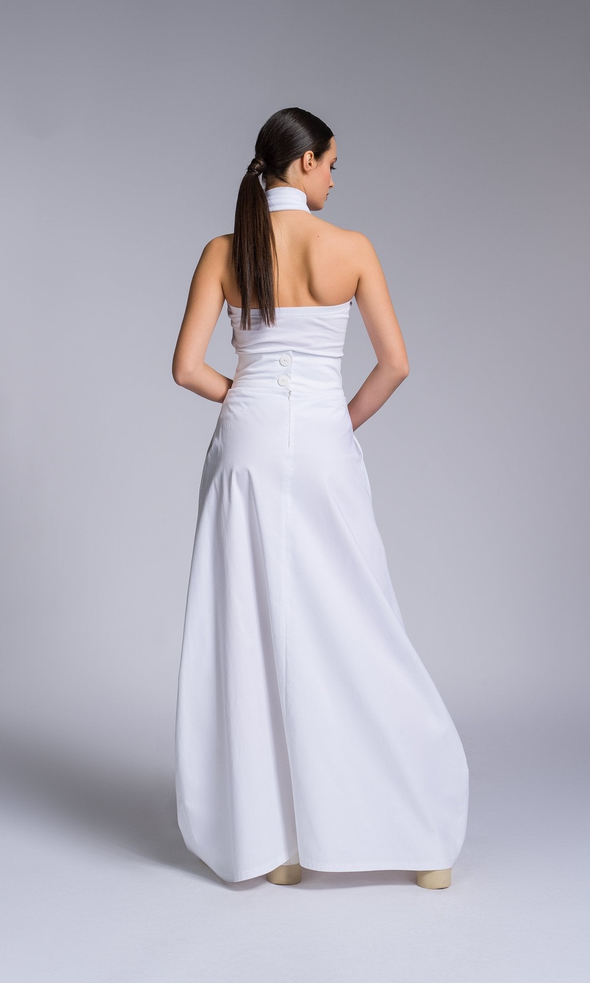Quineta – Gonna Lunga Accavallata Davanti Donna Elegante