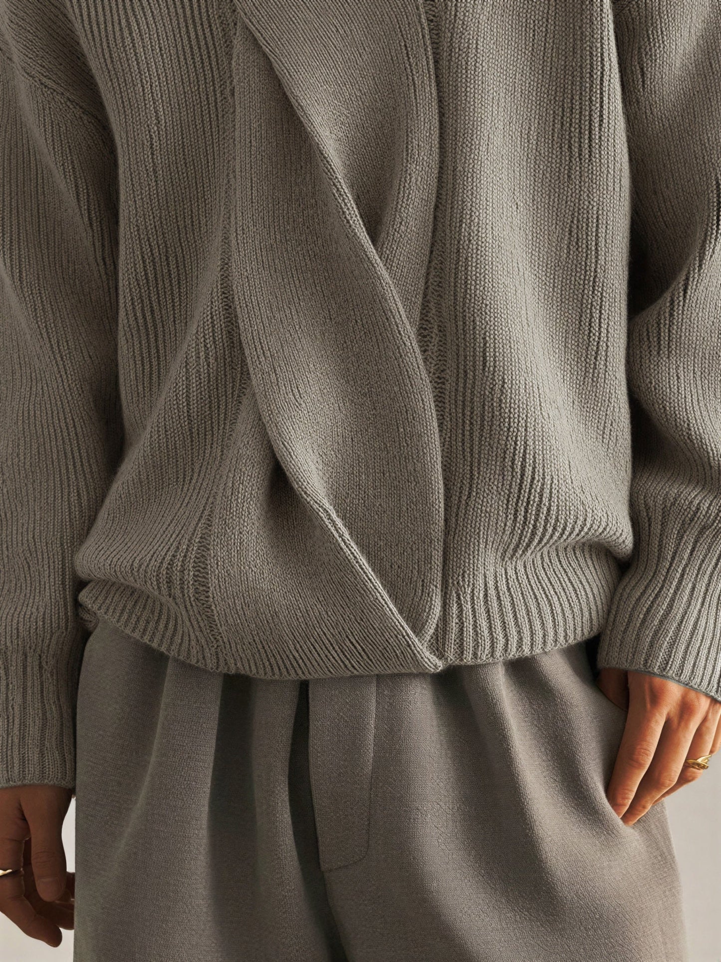 Jaxon – Maglione Uomo con Scollo Incrociato Contemporaneo