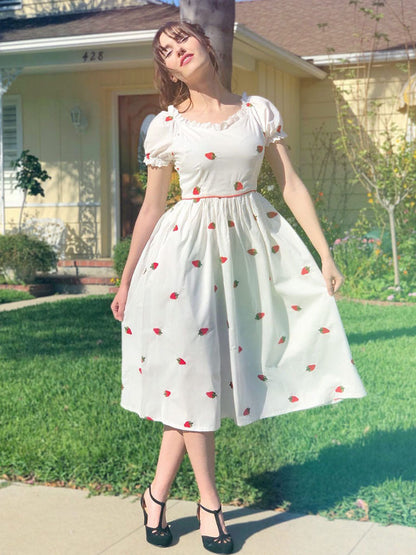 Miriam – Abito Vintage in Cotone con Ricamo Fragole e Maniche a Palloncino