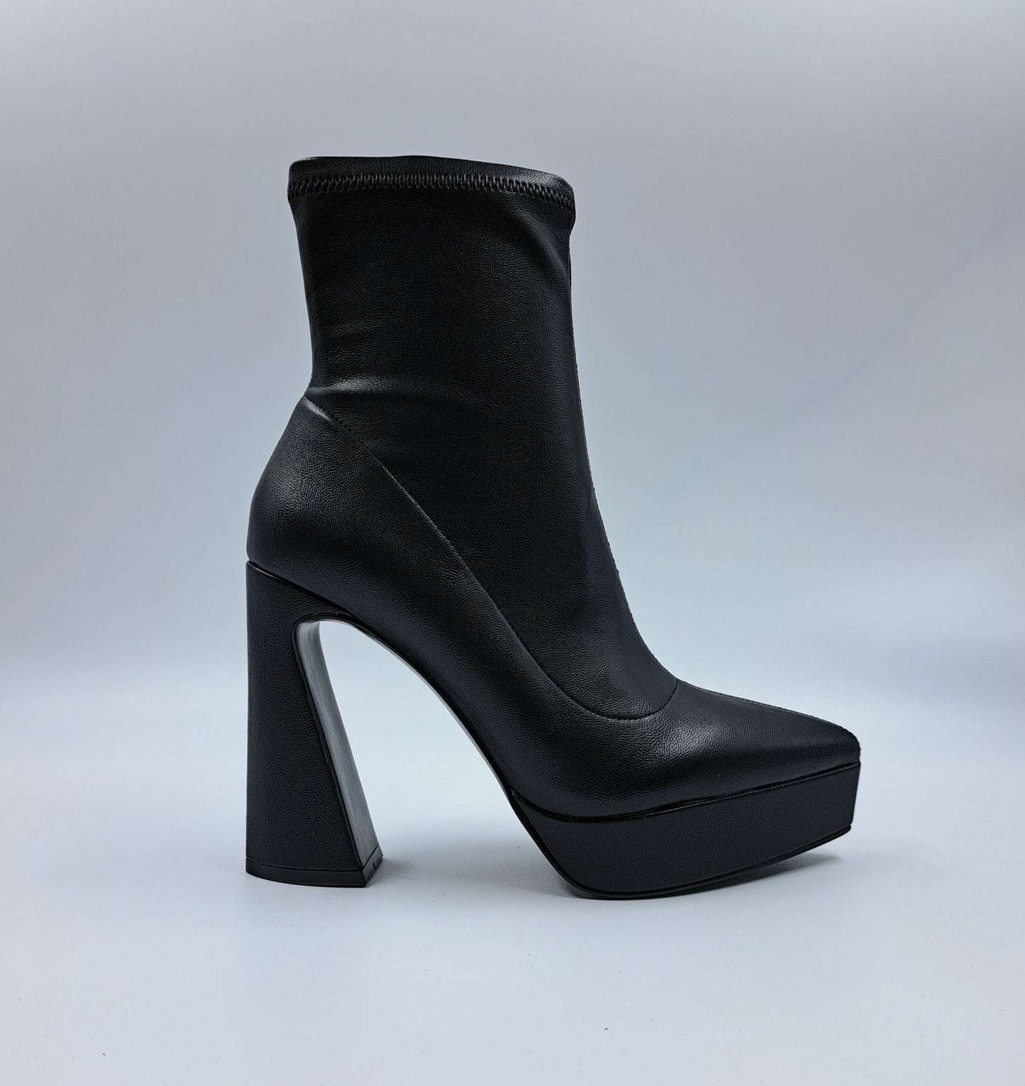 Fiora – Tronchetti Neri con Platform Elegante