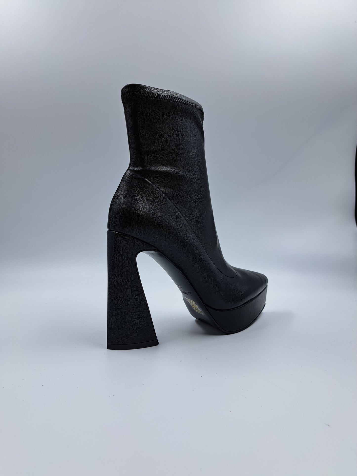 Fiora – Tronchetti Neri con Platform Elegante