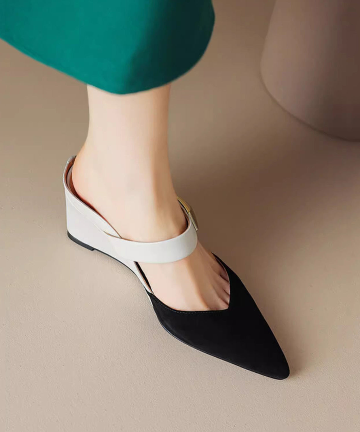 Massisa – Sandali Slide con Zeppa Apricot Punta Affusolata e Rivetti