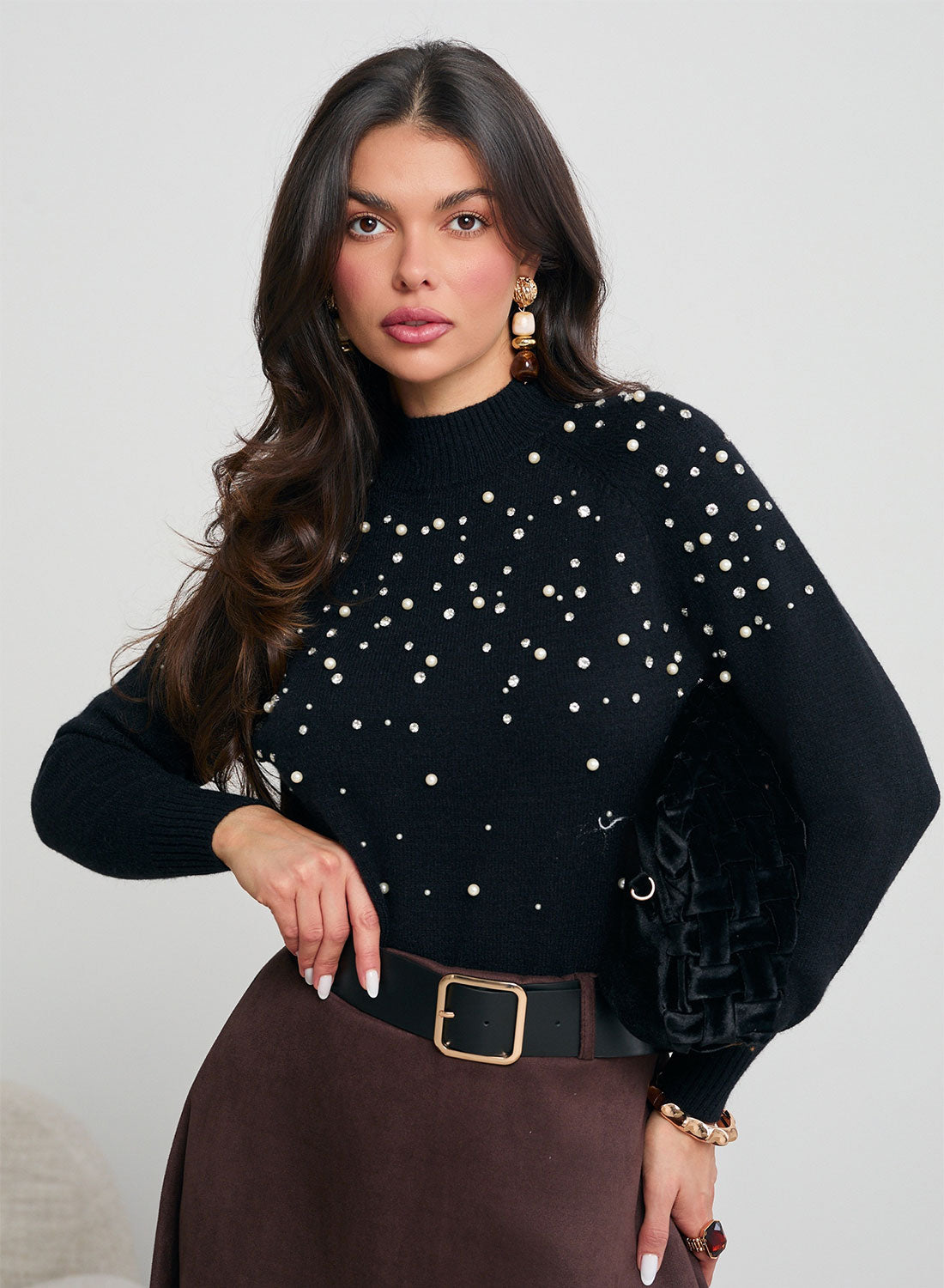 Sonia – Maglione Nero con Perle e Strass Elegante