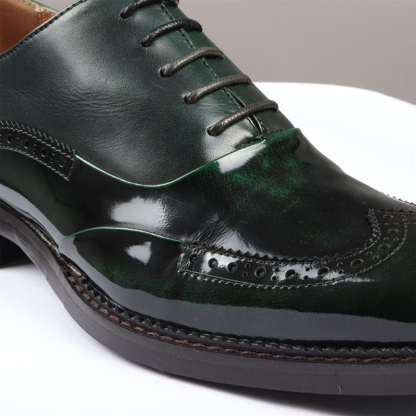 Filippo – Scarpe Uomo Verde Vernice con Lacci e Dettagli Brogue