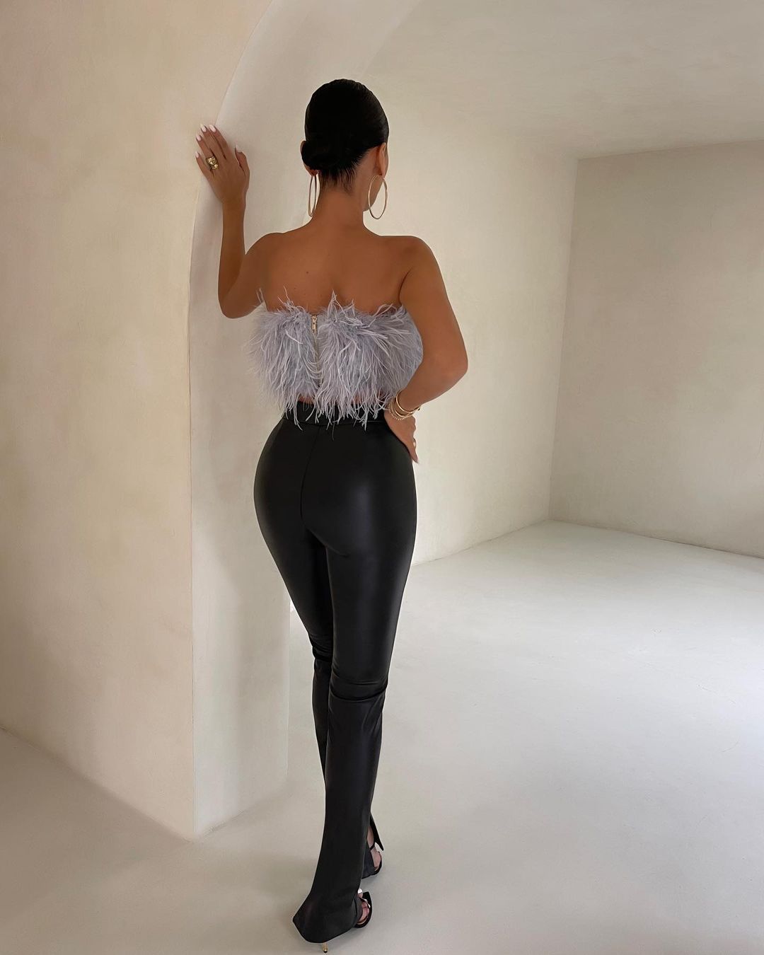 Noemi – Top Dal Design Sofisticato Con Applicazioni Ricercate