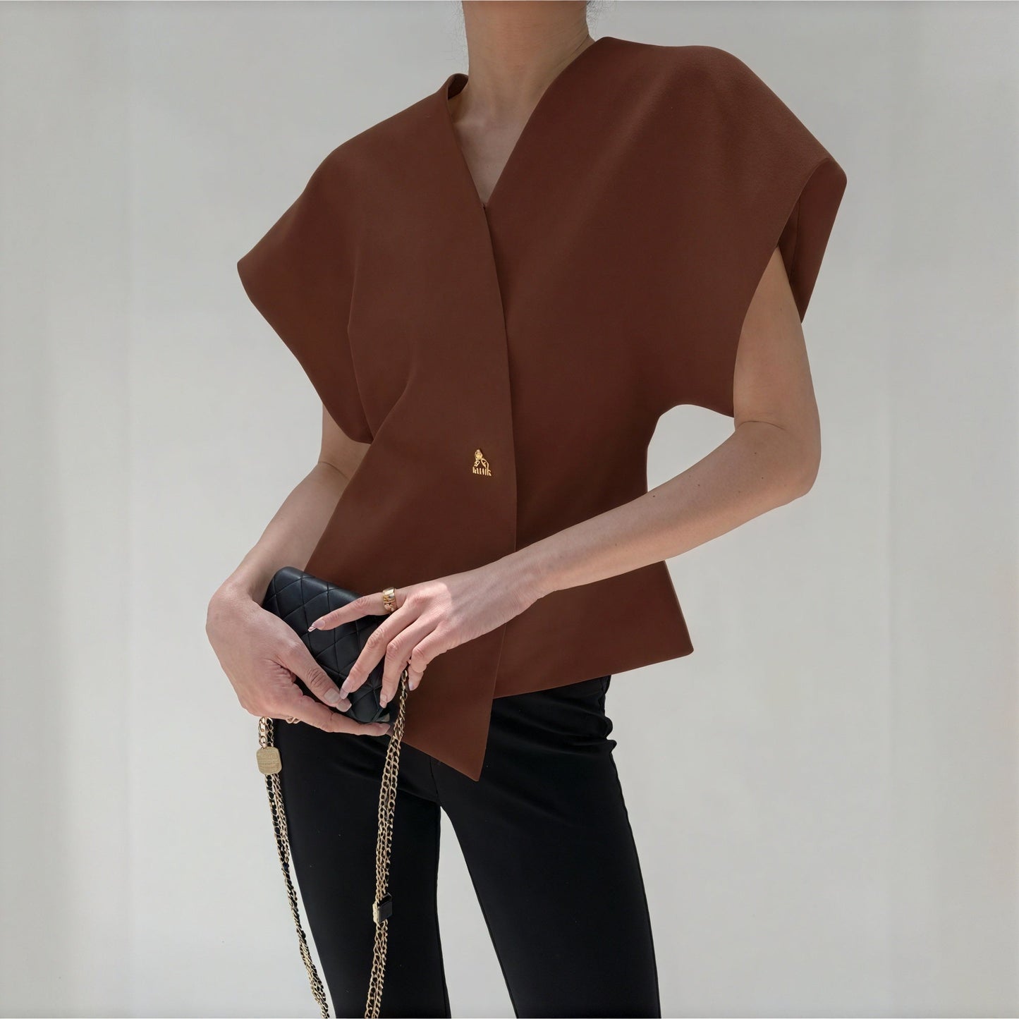 Nicoletta – Top Elegante Con Dettaglio Nodo E Maniche Strutturate
