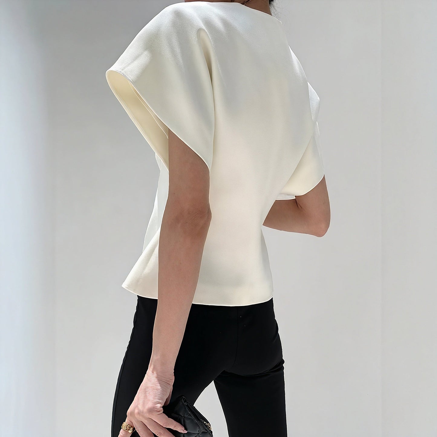 Nicoletta – Top Elegante Con Dettaglio Nodo E Maniche Strutturate