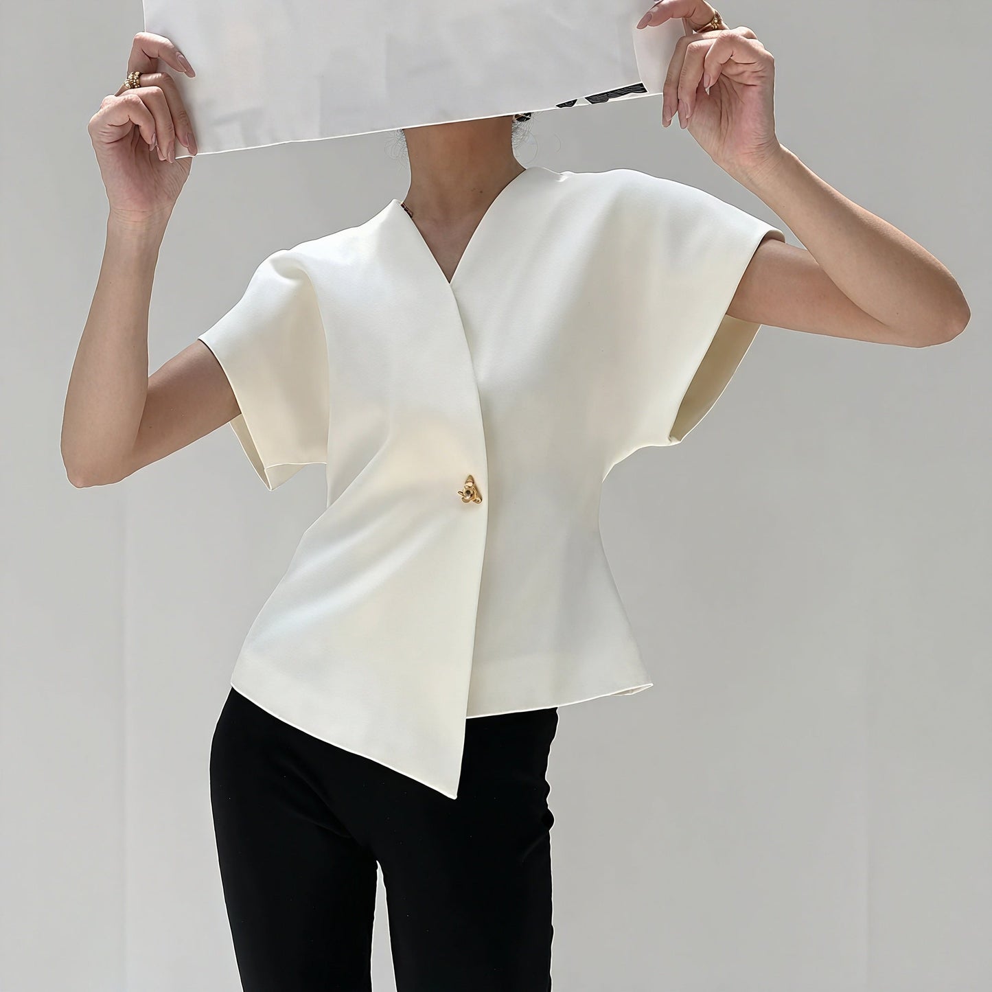 Nicoletta – Top Elegante Con Dettaglio Nodo E Maniche Strutturate
