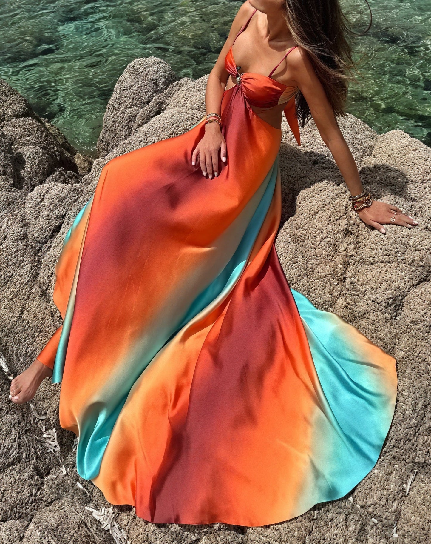 Lavinia – Abito in Raso Ombré con Cut-Out Elegante