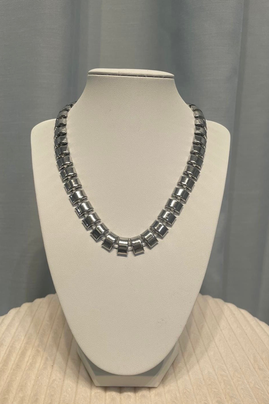 Letizia – Collana Con Lavorazione Geometrica E Rifiniture Moderne