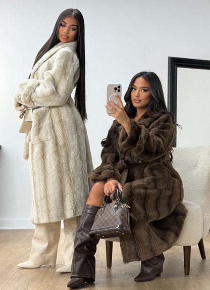 Vinka – Pelliccia Donna Elegante con Cinta Coordinata