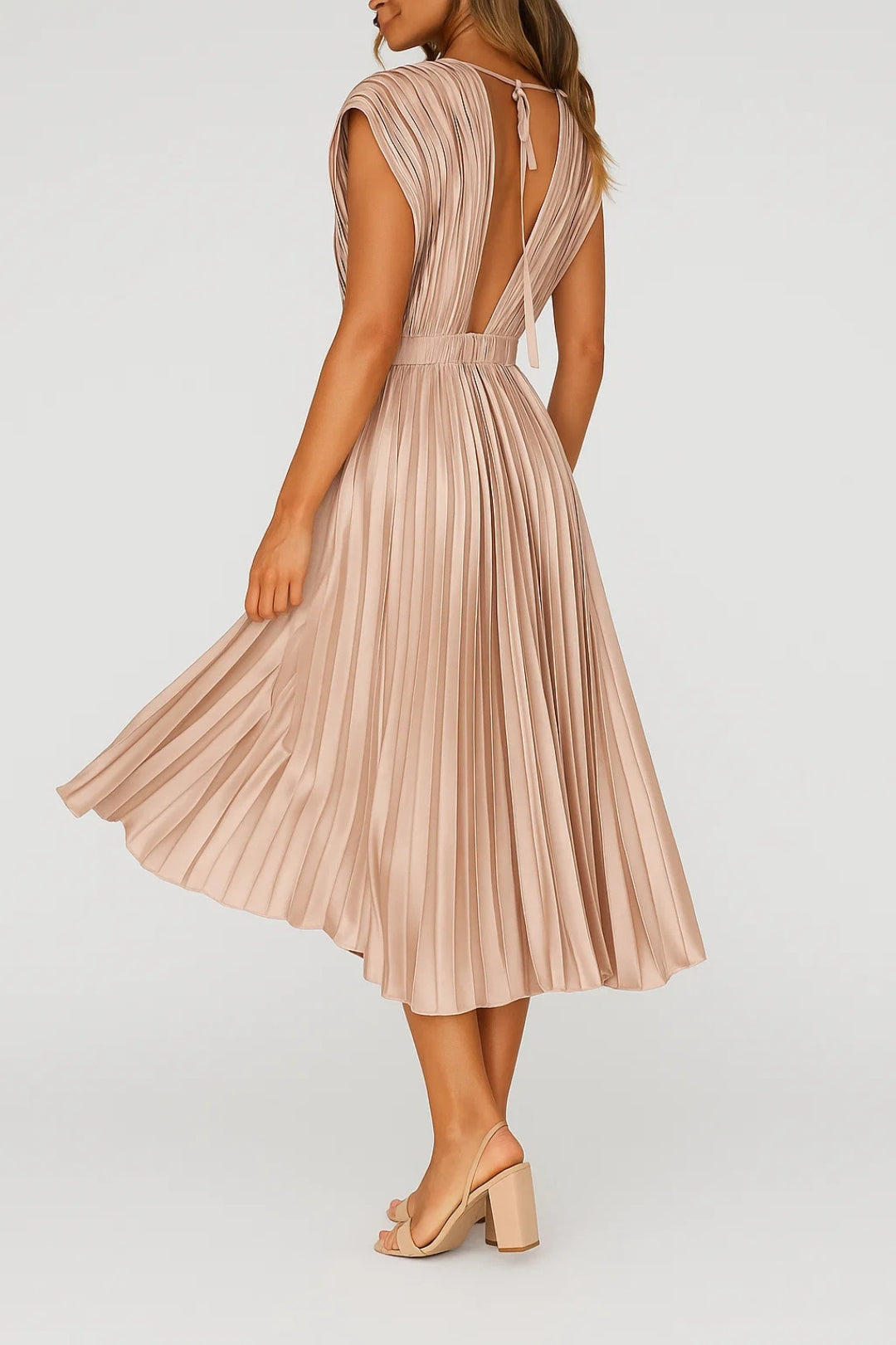 Alessandra – Abito Plissé Midi Con Scollo A V E Vita Sottolineata