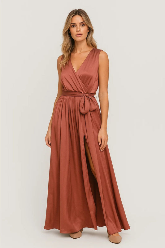 Serena – Abito Lungo Terracotta con Spacco e Cintura