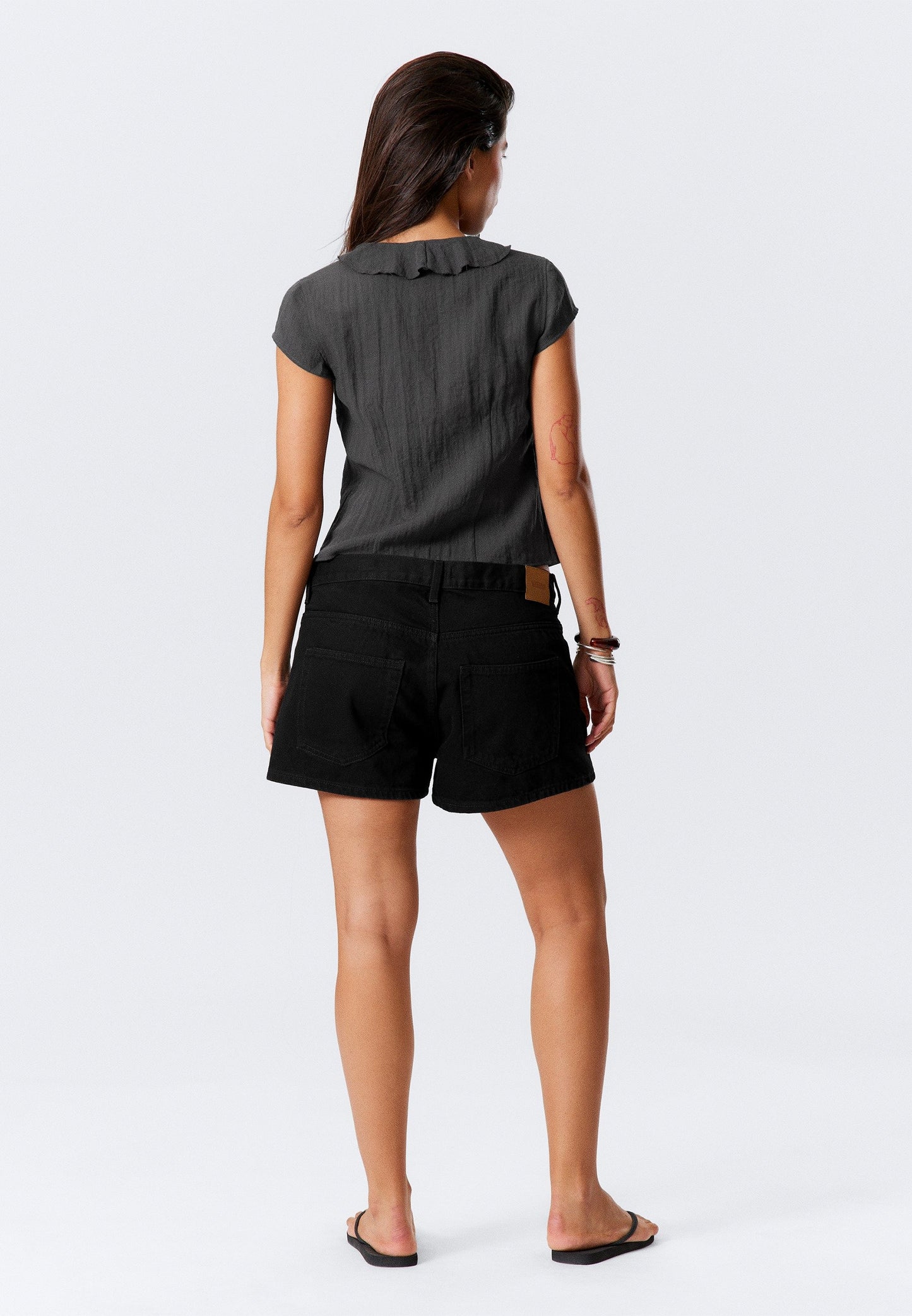 Beatrice – Blusa con Volant Grigio Scuro Elegante
