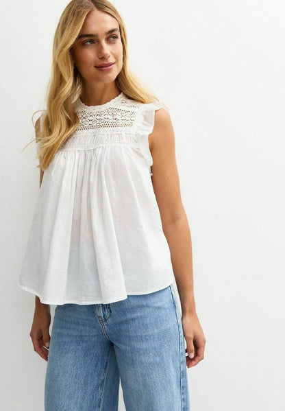 Bruna – Blusa Bianca Smanicata con Pannelli Chic