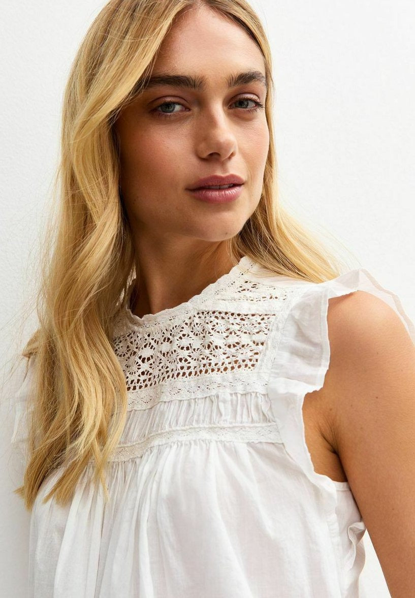 Bruna – Blusa Bianca Smanicata con Pannelli Chic