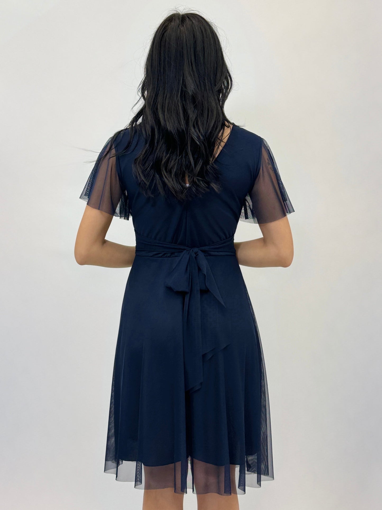 Kora – Abito Corto Contemporaneo Per Un Look Fresco E Dinamico