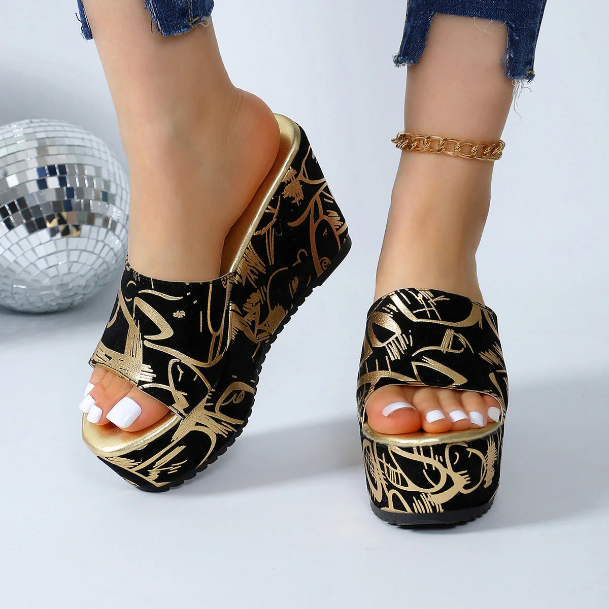 Cira - Pantofole con Zeppa e Punta Tonda con Design Stampato Oro