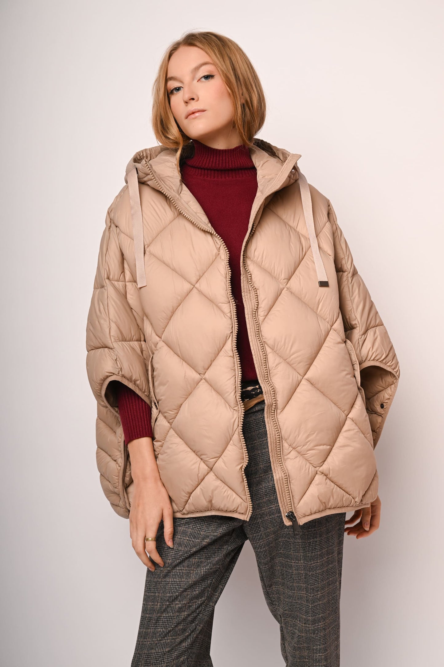 Uvelia – Piumino Oversize A Cappa