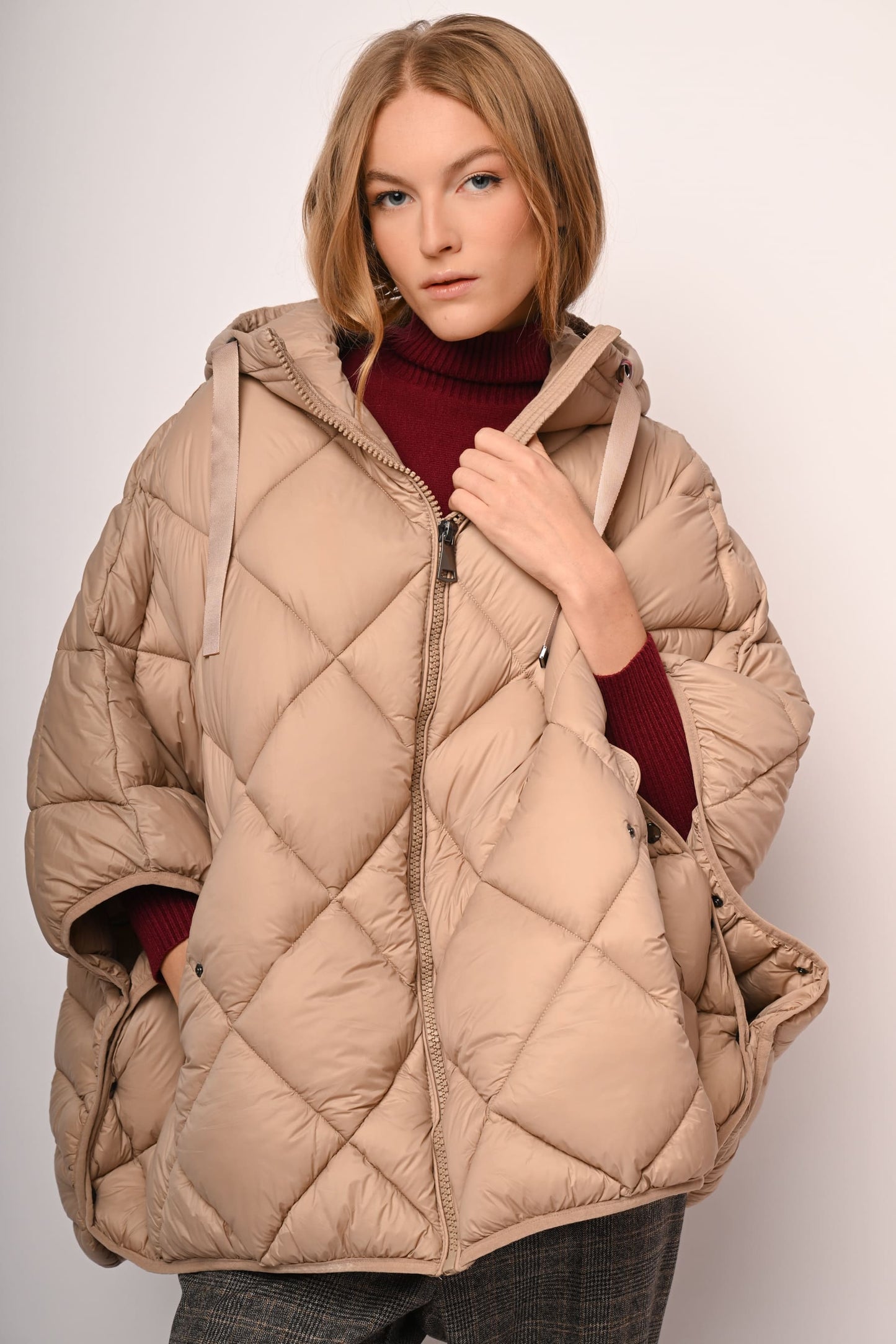 Uvelia – Piumino Oversize A Cappa