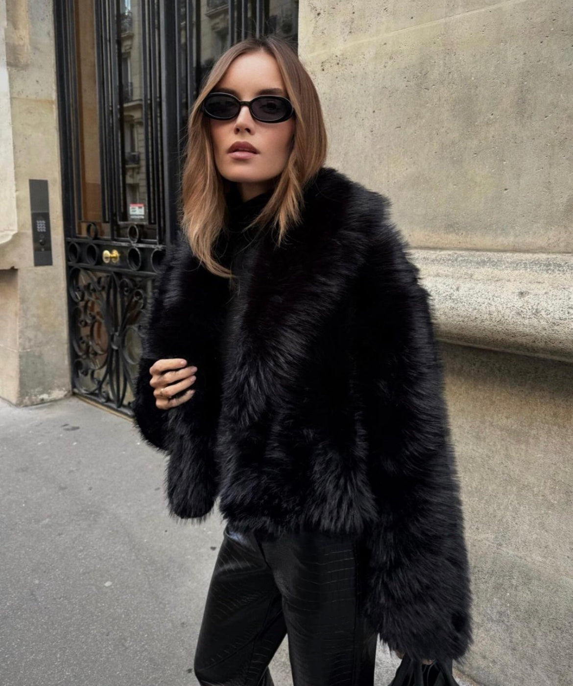 Lorelei – Cappotto Corto Nero Morbido E Raffinato
