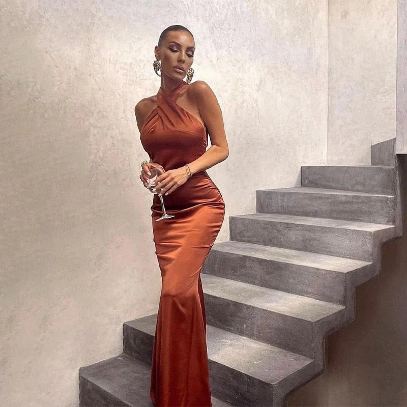 Esmeralda – Abito da Sera in Raso con Scollo Elegante Marrone