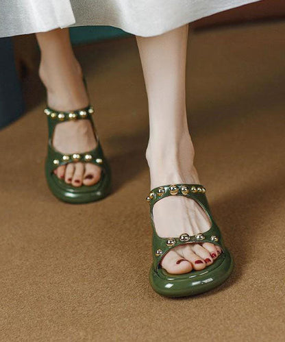 Massita – Sandali Slide Chunky Verde in Ecopelle con Rivetti Punta Aperta