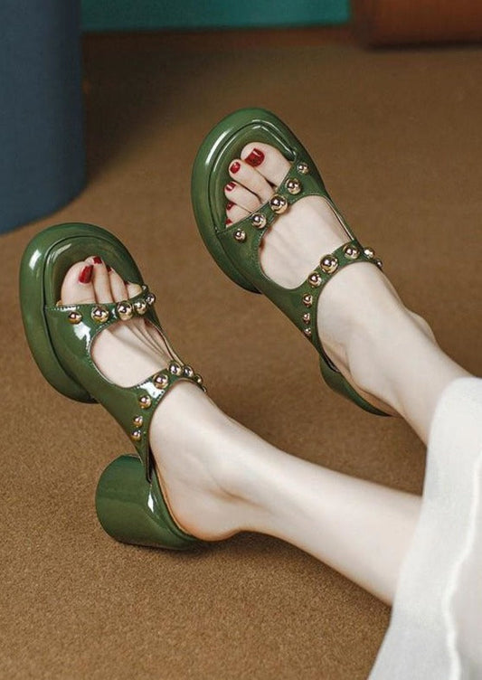 Massita – Sandali Slide Chunky Verde in Ecopelle con Rivetti Punta Aperta