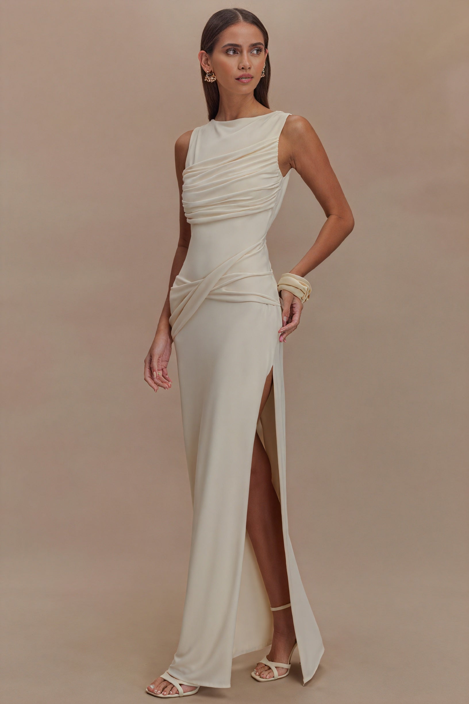 Hannelore – Abito Lungo Drappeggiato dallo Stile Sofisticato Bianco